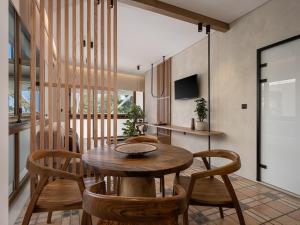 加藤-达拉特索Xenios Dias Luxury Apartments With Sea View的一间带木桌和椅子的用餐室