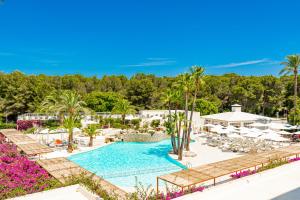 萨科马Hotel Rosella affiliated by Intelier的享有度假村游泳池的空中景致