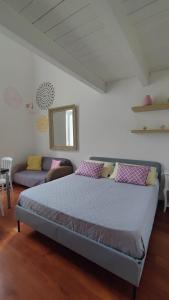 巴里Mandala的一间卧室配有一张床和一张沙发