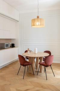 孔韦尔萨诺Suite n.4的一间带桌子和两把椅子的用餐室