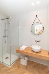 孔韦尔萨诺Suite n.4的一间带水槽和玻璃淋浴的浴室