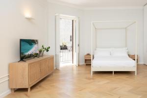 孔韦尔萨诺Suite n.4的一间卧室配有一张床,并在橱柜上配有电视