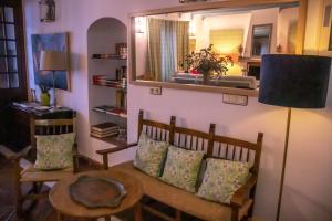 格拉茨莱马Hotel Casa de las Piedras的客厅配有沙发和桌子