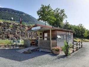 米洛Résidence Les Chalets de Millau的小屋设有桌子和围栏