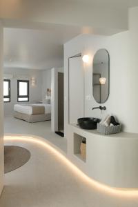 纳克索乔拉Anapollo Boutique Hotel Adults Only的一间带水槽和镜子的浴室