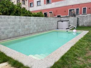 维拉加尔西亚·德·阿劳萨Piso Otero Pedrayo的一座游泳池,位于一座建筑旁的院子内