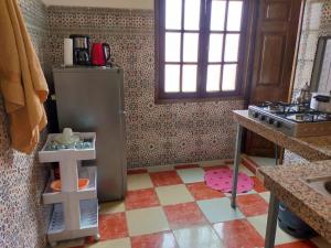 马拉喀什Appartement Relax Marrakech, شقة عائلية بمراكش متوفرة على غرفتين的一间带冰箱和水槽的玩具厨房