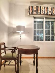 拉科鲁尼亚Oasis en Ponte San Lázaro的窗户房间里一张桌子和一把椅子
