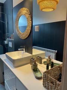 图霍拉Apartament Tuchola的一间带水槽和镜子的浴室