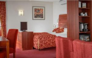 德科赫特克塞尔果岭酒店的酒店客房,配有床和电视