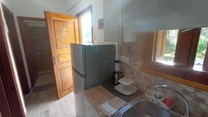 帕诺尔莫斯斯科派洛斯Villa Sandra的厨房配有冰箱和水槽