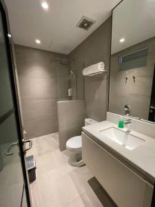 SengkuangMonde Residence H 15 Batam Centre的浴室配有白色卫生间和盥洗盆。