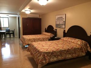 巴拿马城米兰巴拿马酒店的酒店客房设有两张床和一张桌子。