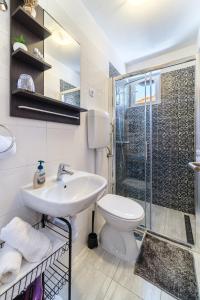 米欧纳Rooms Anna的浴室配有卫生间、盥洗盆和淋浴。