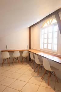 弗洛里亚诺波利斯Sea Wolf Hostel - Lagoa da Conceição的一间会议室,配有长桌子和椅子