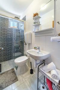 米欧纳Rooms Anna的浴室配有卫生间、盥洗盆和淋浴。