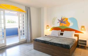 弗洛里亚诺波利斯Sea Wolf Hostel - Lagoa da Conceição的卧室配有一张壁画床