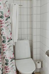 胡斯克瓦纳Slottsparken Motel的一间带卫生间和淋浴帘的浴室