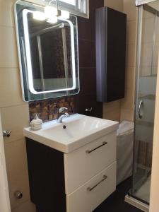 米哈斯科斯塔Coqueto apartamento en CalaHonda的浴室设有白色水槽和镜子