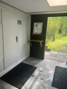 BlesdijkeGlamplodge met privé sanitair的车库的门和镜子
