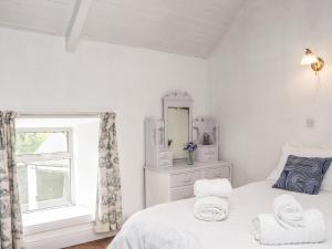 BallynabolaAn Grianan的白色的卧室设有床和窗户