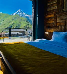 卡兹贝吉Hotel Misty Mountain的山景卧室 - 带1张床