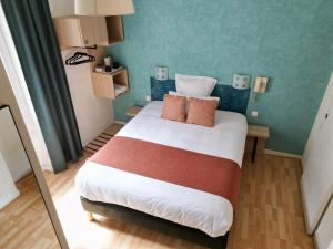洛特河畔的维伦纽夫Hôtel les Platanes的一间卧室配有一张大床和两个枕头