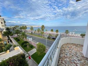 尼斯Beach front, Superbe appartement pour 4 personnes的阳台享有街道和大海的景致。