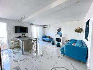尼斯Beach front, Superbe appartement pour 4 personnes的客厅配有蓝色的沙发和桌子