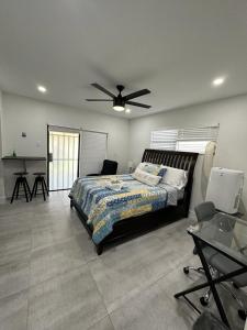 迈阿密LYZ Miami的一间卧室配有一张床和吊扇