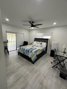 迈阿密LYZ Miami的一间卧室配有一张床和吊扇
