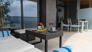 贝尼多姆SUNSET WAVES sea view apartments的客厅配有餐桌和食物
