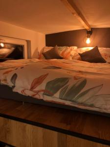Tiny house Malý gurmán的一间卧室配有一张带白色毯子的大床