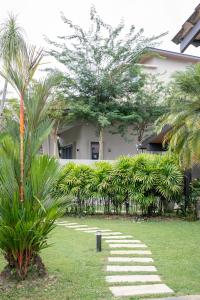 关丹Kontor Mansion - 3 mins to Teluk Chempedak Beach & Private Pool的一座花园,在一座建筑前有一条石头路