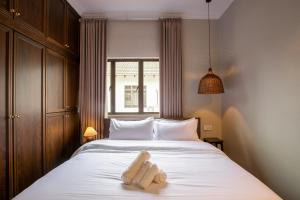 关丹Kontor Mansion - 3 mins to Teluk Chempedak Beach & Private Pool的一间卧室配有一张床,上面有两条毛巾