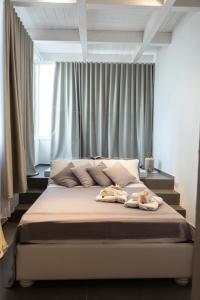 特拉尼Vigna Caracciolo的一间卧室配有一张床,上面有两条毛巾