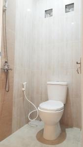 布罗莫Bromo Dormitory & Camp的一间带卫生间和淋浴的浴室