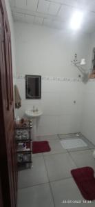 拉夫拉斯Bonserá do Madeira的白色的浴室设有水槽,墙上配有电视。