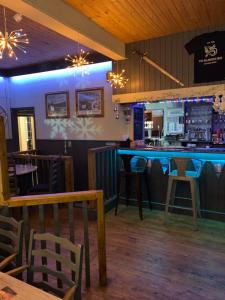 彭布罗克郡The Welshman’s Arms的餐厅内的酒吧,配有柜台和椅子