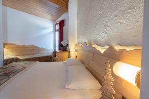 佩利扎诺科瓦酒店的一间卧室配有一张木墙床
