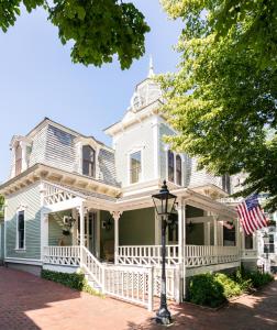 楠塔基特The Swain House at 21 Broad的一座带美国国旗的白色旧房子