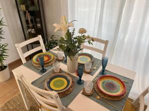 拉哈雷斯Casa Alaia的桌子上放有盘子和碗