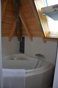 PimboMaison de Ferme的配有木制天花板的客房内的浴缸