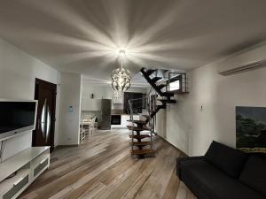 多尔切阿夸Il rifugio dei Doria的一间带楼梯的客厅和一间客厅