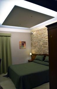 里克拉沃格酒店的一间卧室设有一张床和石墙