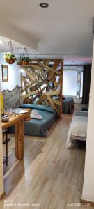 莱里达La Impronta Relax的一间卧室设有一张大床,铺有木地板
