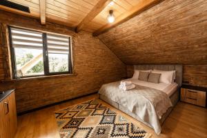 舍绍里Vdoma Sheshory的卧室配有一张床铺,位于带木墙的房间内