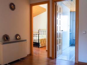 乌娜Casa rural fuente de la mora的走廊上设有通往卧室的门