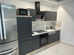 里耶卡Rijeka UrbanSPA的厨房配有不锈钢用具和微波炉