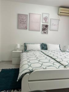 里耶卡Rijeka UrbanSPA的卧室配有一张墙上挂有照片的床